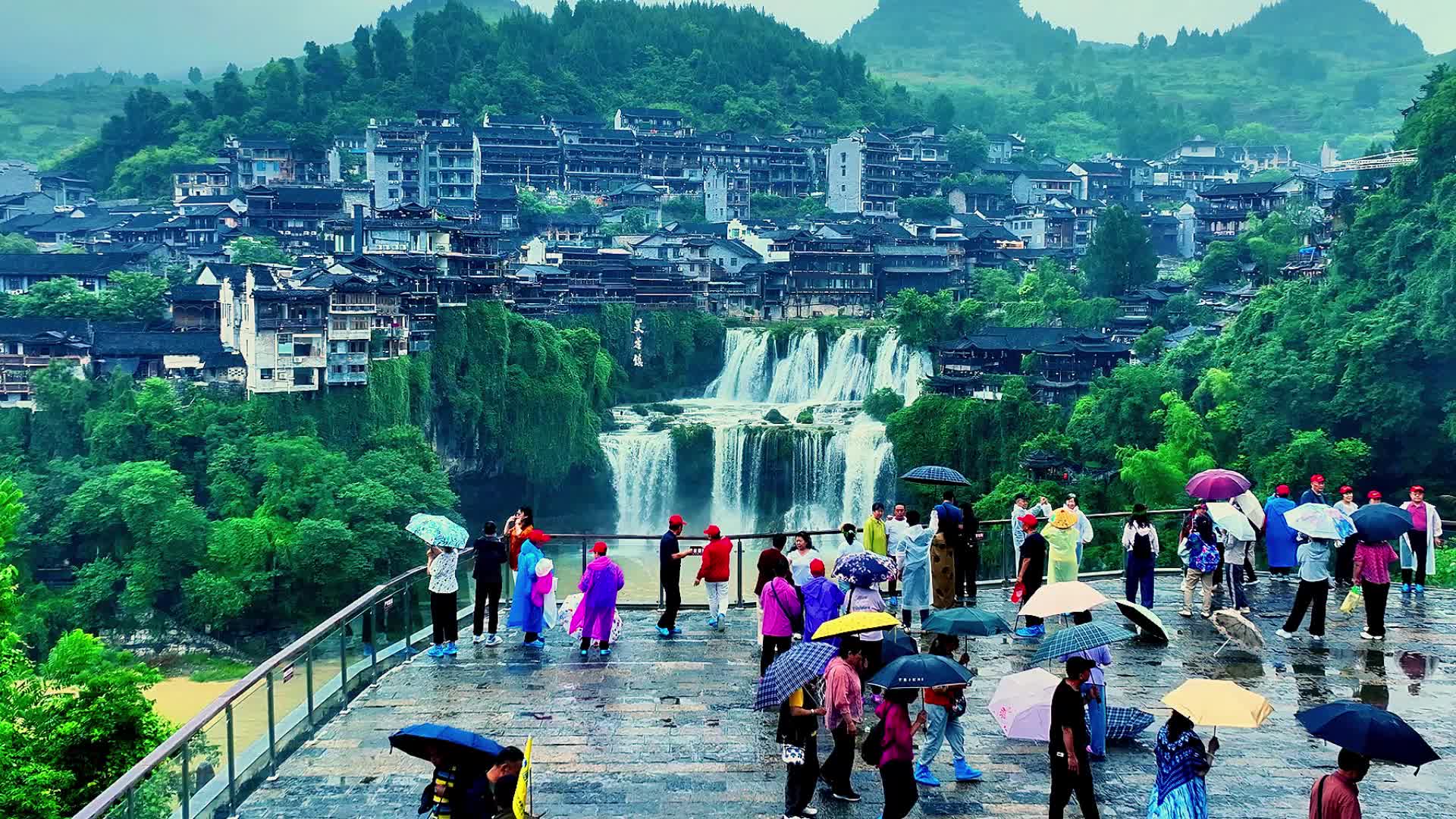 多国游客点赞！“挂在瀑布上的千年古镇”成为“国际明星”
