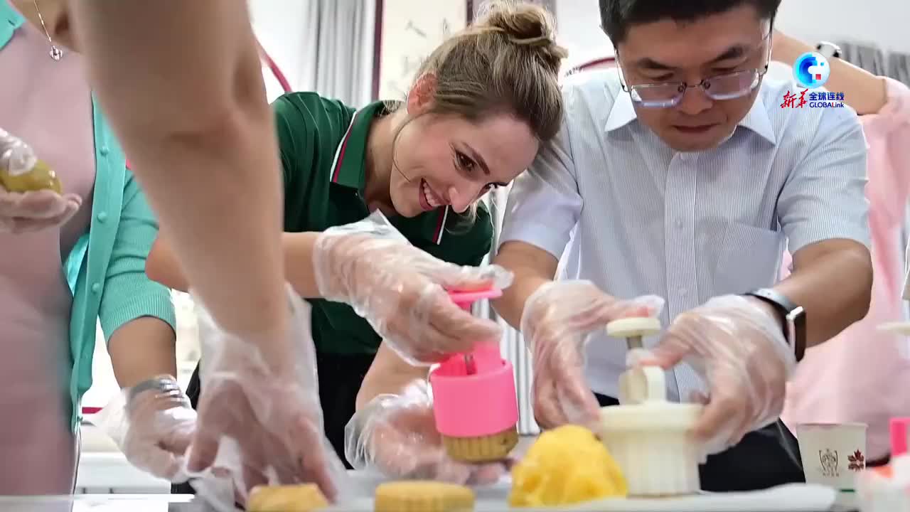 全球连线丨外国友人体验中秋传统文化