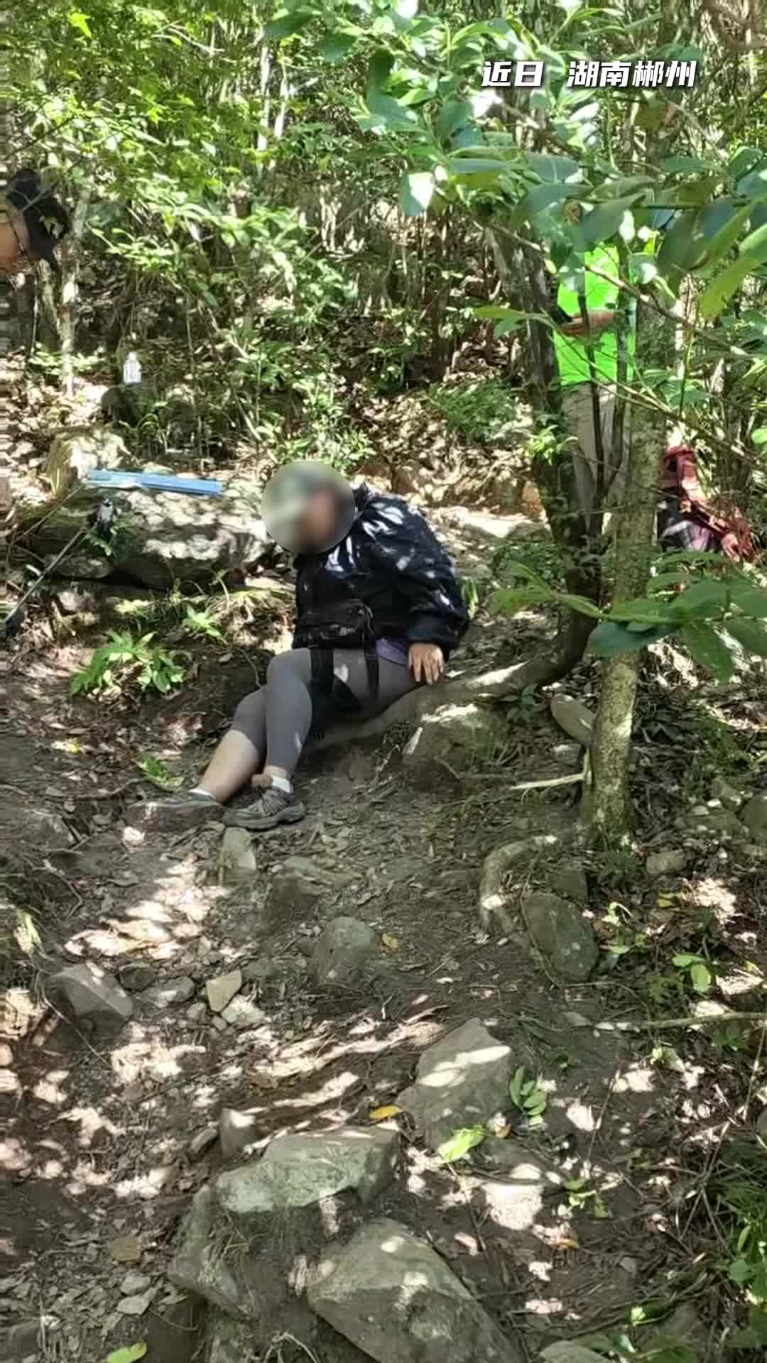 海拔1800米，女子登山受伤，消防员接力背她下山