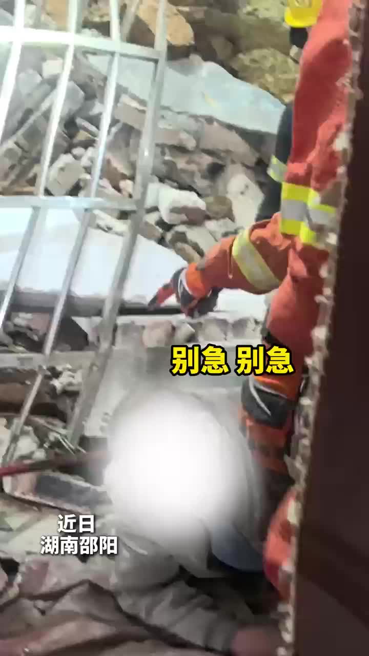 山體滑坡沖垮民房一角，消防員緊急營救八旬老人