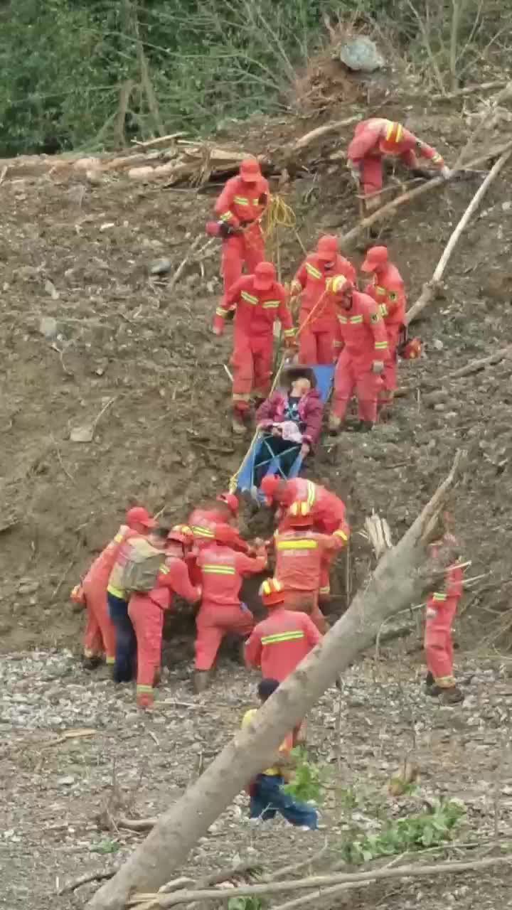 消防员手抬肩扛转移被困群众