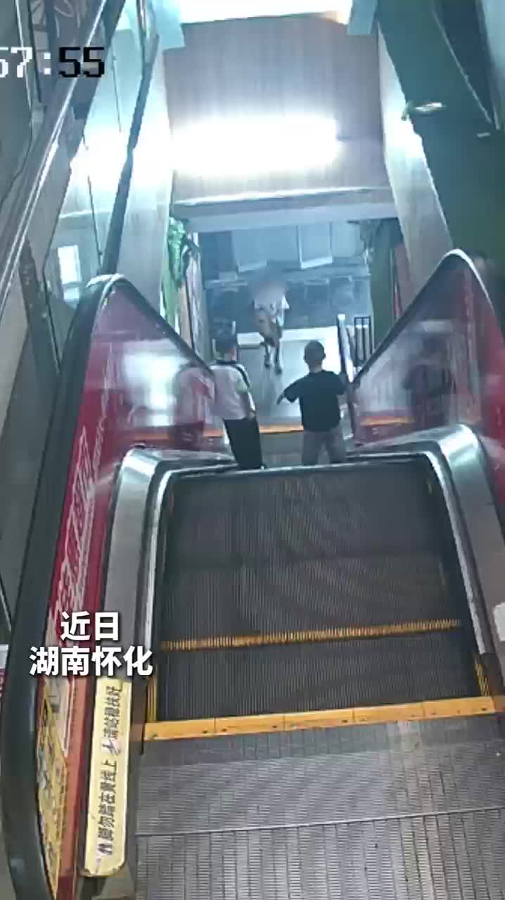 男孩被电梯“咬”脚，消防暖心施救