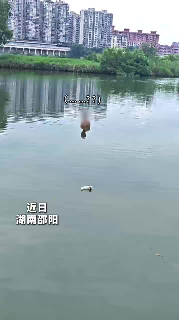 鱼钩扎脚致男子被困水中，消防紧急救援