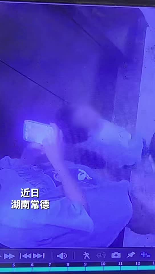 女孩被电梯“咬”手，消防快速扩张救援