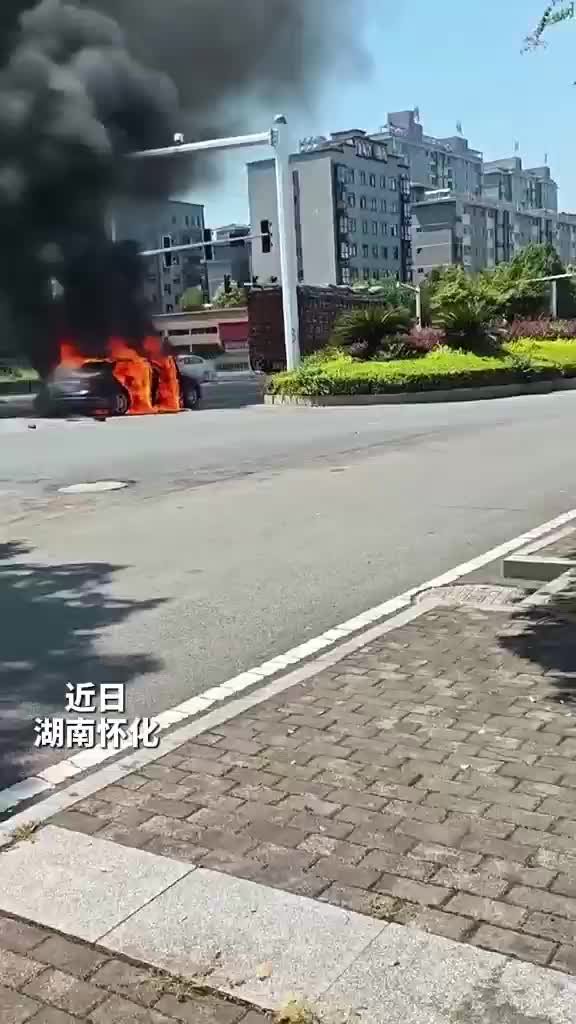 车辆行驶中突发自燃，消防紧急扑救