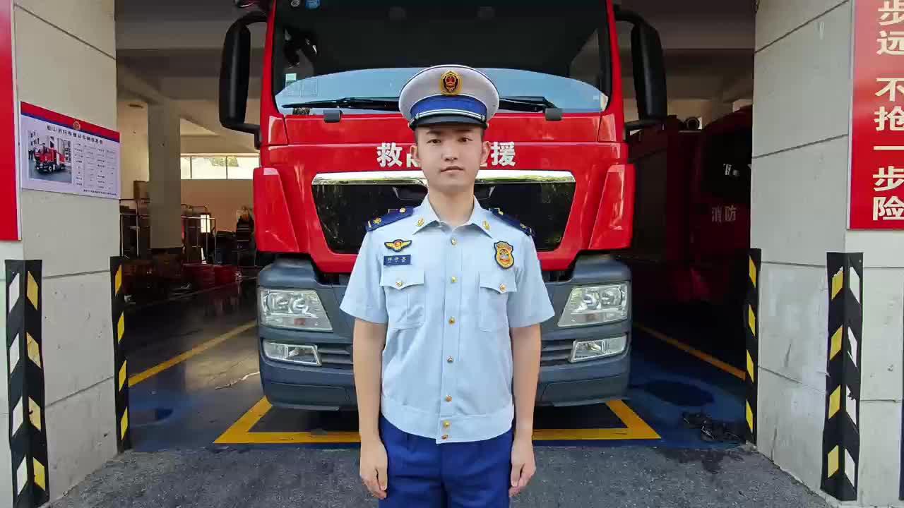 手指画框，框住最美“中国红”