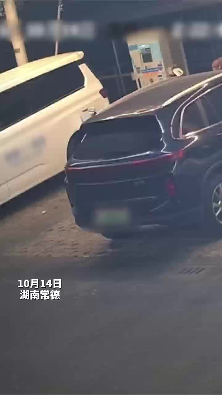 新能源汽车突发自燃，消防员扑灭火情