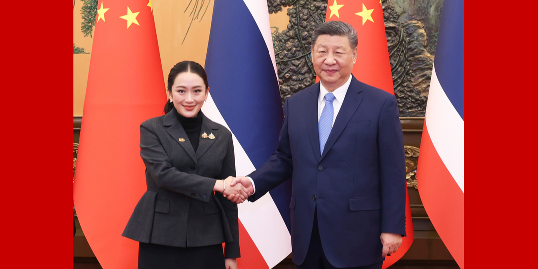 习近平会见泰国总理佩通坦