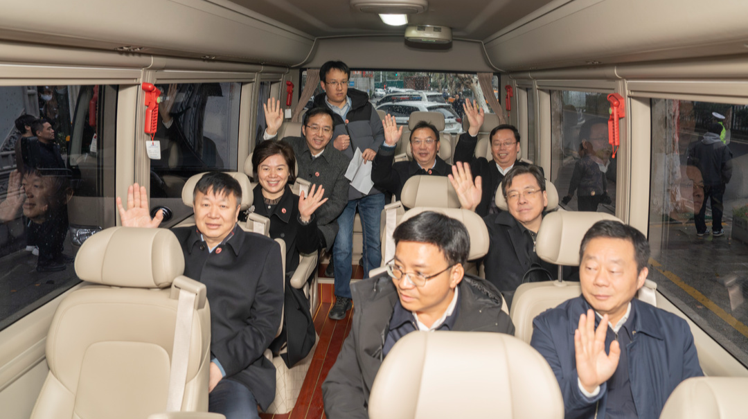 住湘全国政协委员启程赴京
