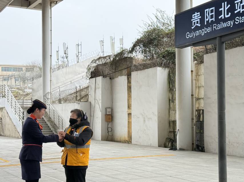 高铁线上的妇女节：一杯热水传递“她”温暖