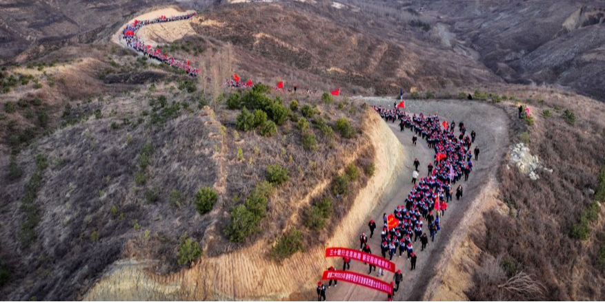 千余名中学生百里徒步 30载薪火相传祭英烈