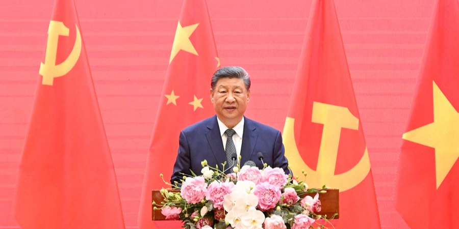 习近平同越共中央总书记苏林、越南国家主席梁强共同会见中越人民大联欢活动代表