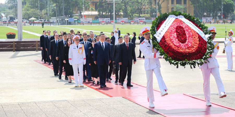 习近平瞻仰胡志明陵并敬献花圈