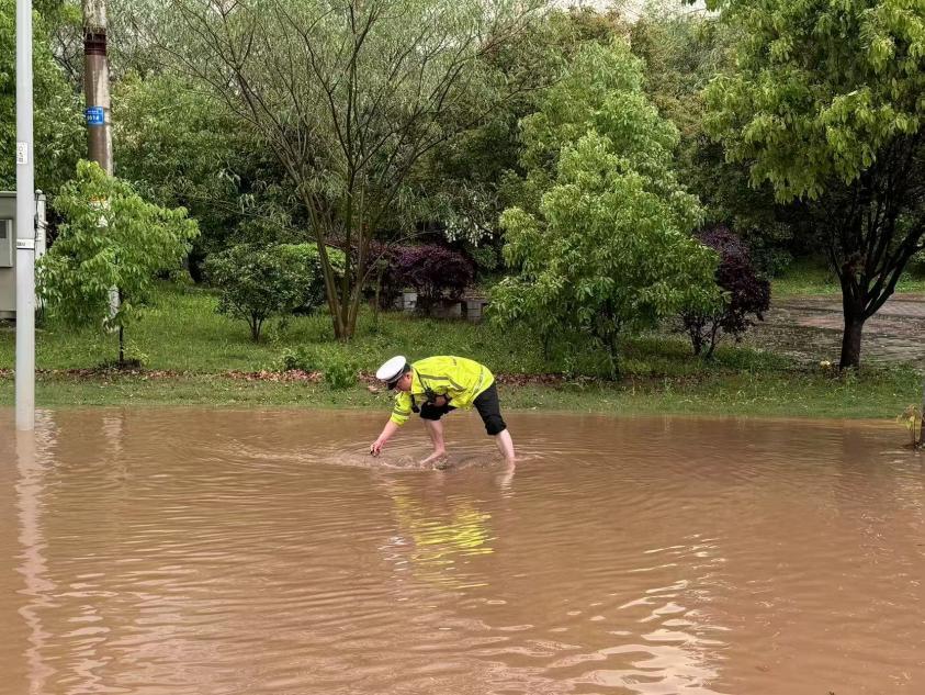 组图/倾盆暴雨中，长沙街头那一抹荧光黄