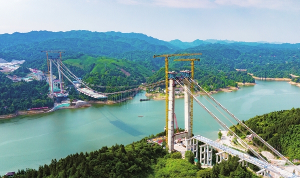 坚守岗位建大桥