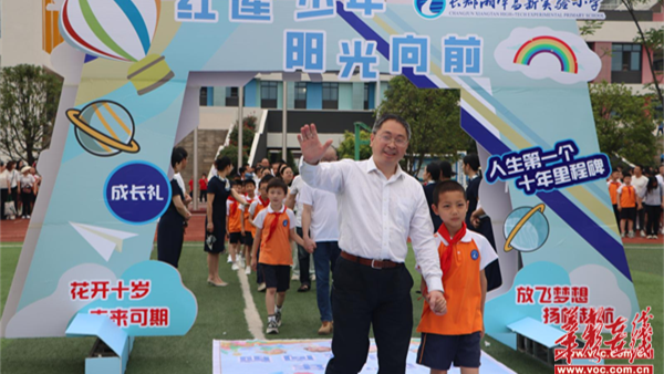 向荣华：从“全能”教师到“孩子王”校长