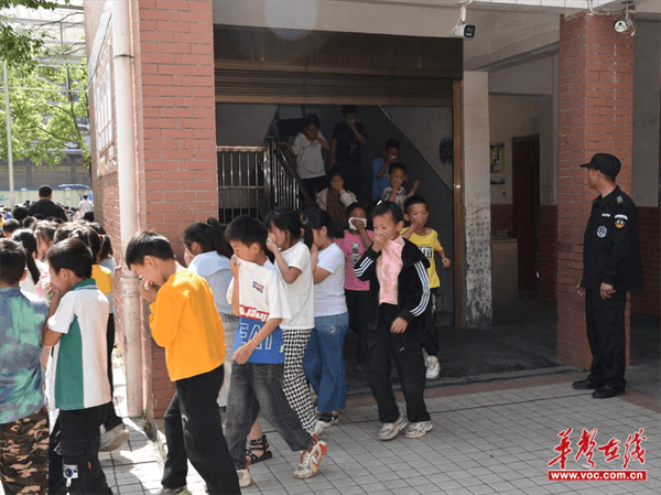 防范火灾风险 共筑平安校园 辰溪县黄溪口镇中心小学开展消防应急疏散演练活动