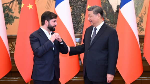 习近平会见智利总统博里奇
