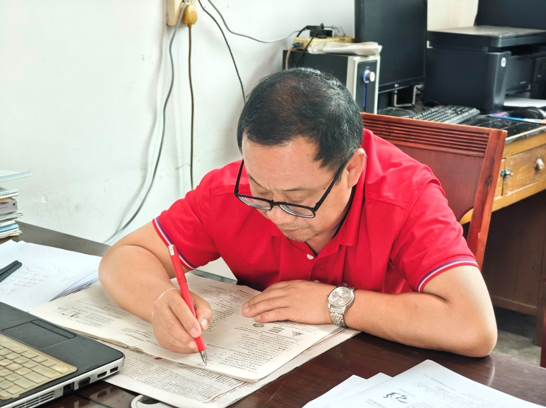 深耕教壇三十余載,初心如磐育桃李——記郴州市蘇仙區棲鳳渡中學優秀教師黃輝華