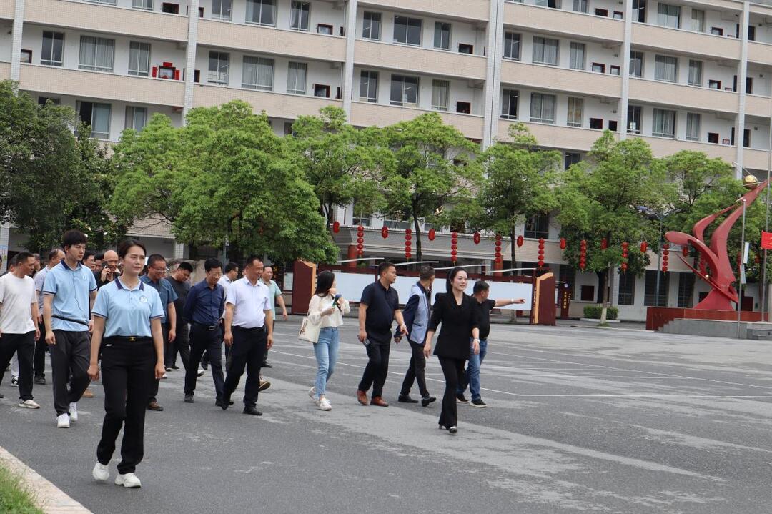 武冈市启和洞庭学校开展劳动教育现场观摩活动