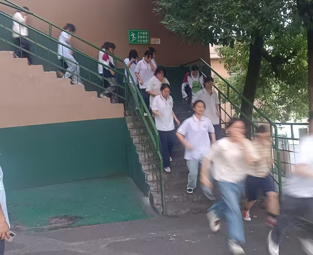 怀化市人才教育学校开展住宿生消防疏散演练