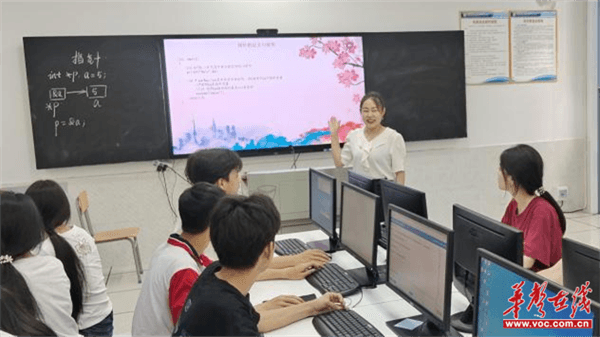 沃土绽芳华——记隆回职业中专李柳英