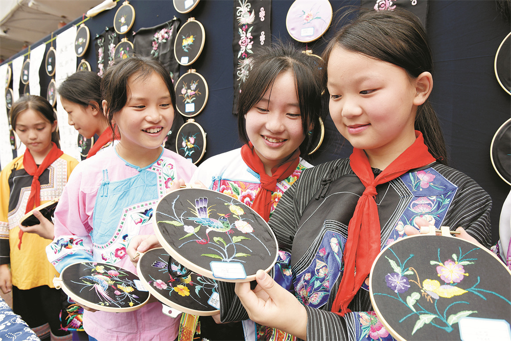 苗娃展苗绣 花样迎“双节”
