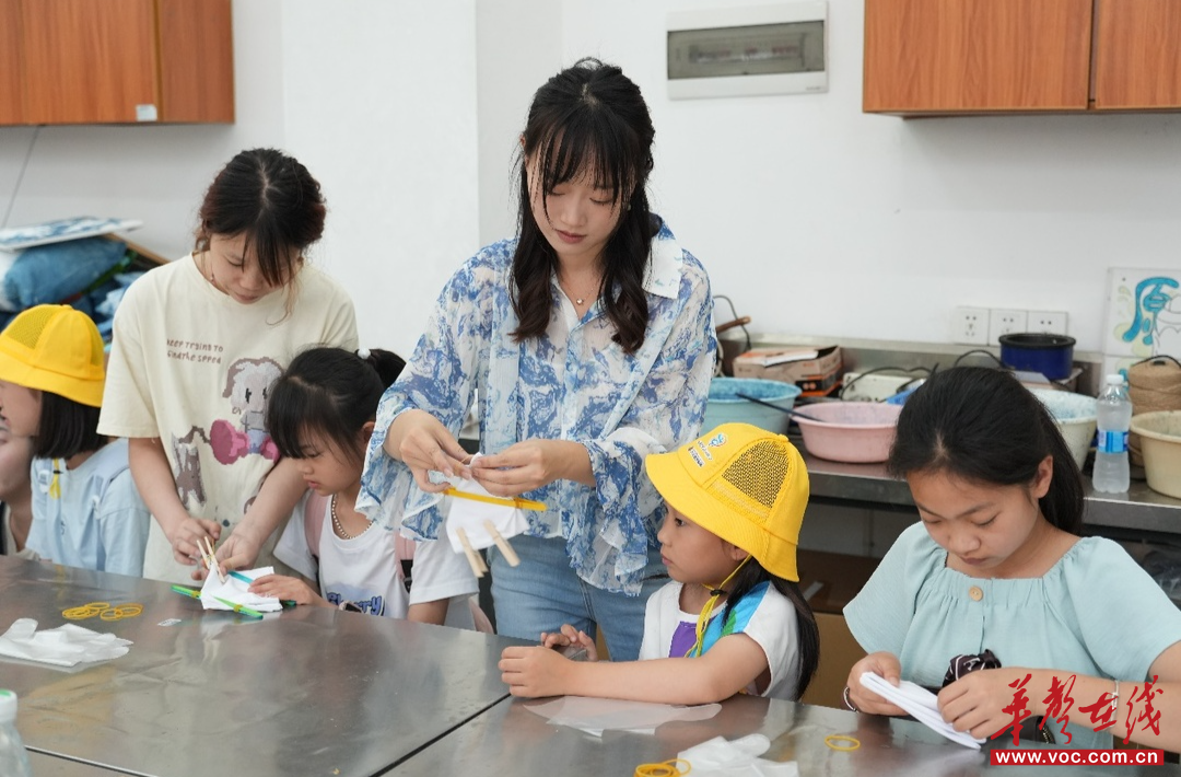 扎染润童心 长沙师范学院开展“非遗进校园”研学活动