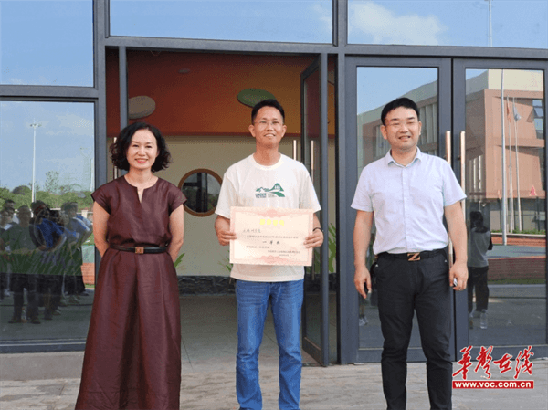 天鹅湖学校蝉联荷塘区教育系统拔河比赛冠军