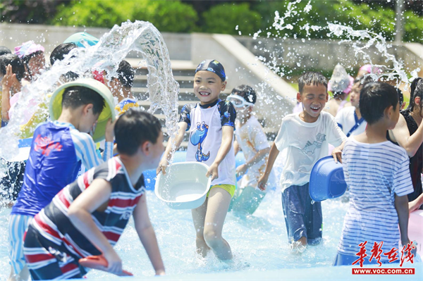 水花里的双向奔赴！天元小学师生乐玩“泼水节”