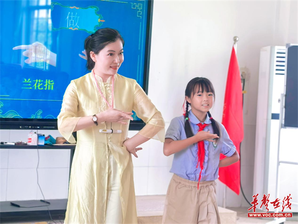 武陵区教研室联合湖南省谷金艳小学音乐名师网络工作室开展“乐美润童心”送教下乡活动