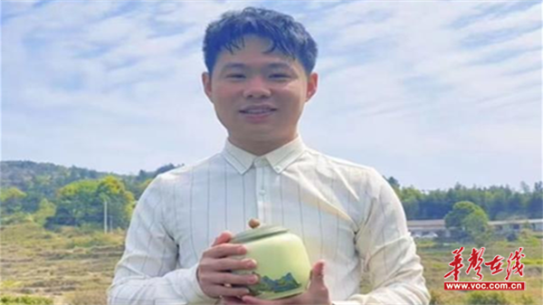 李君：创新“直播电商+文旅服务”  大学毕业生化身乡村“追梦人”