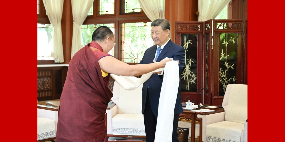 习近平接受班禅额尔德尼·确吉杰布拜见