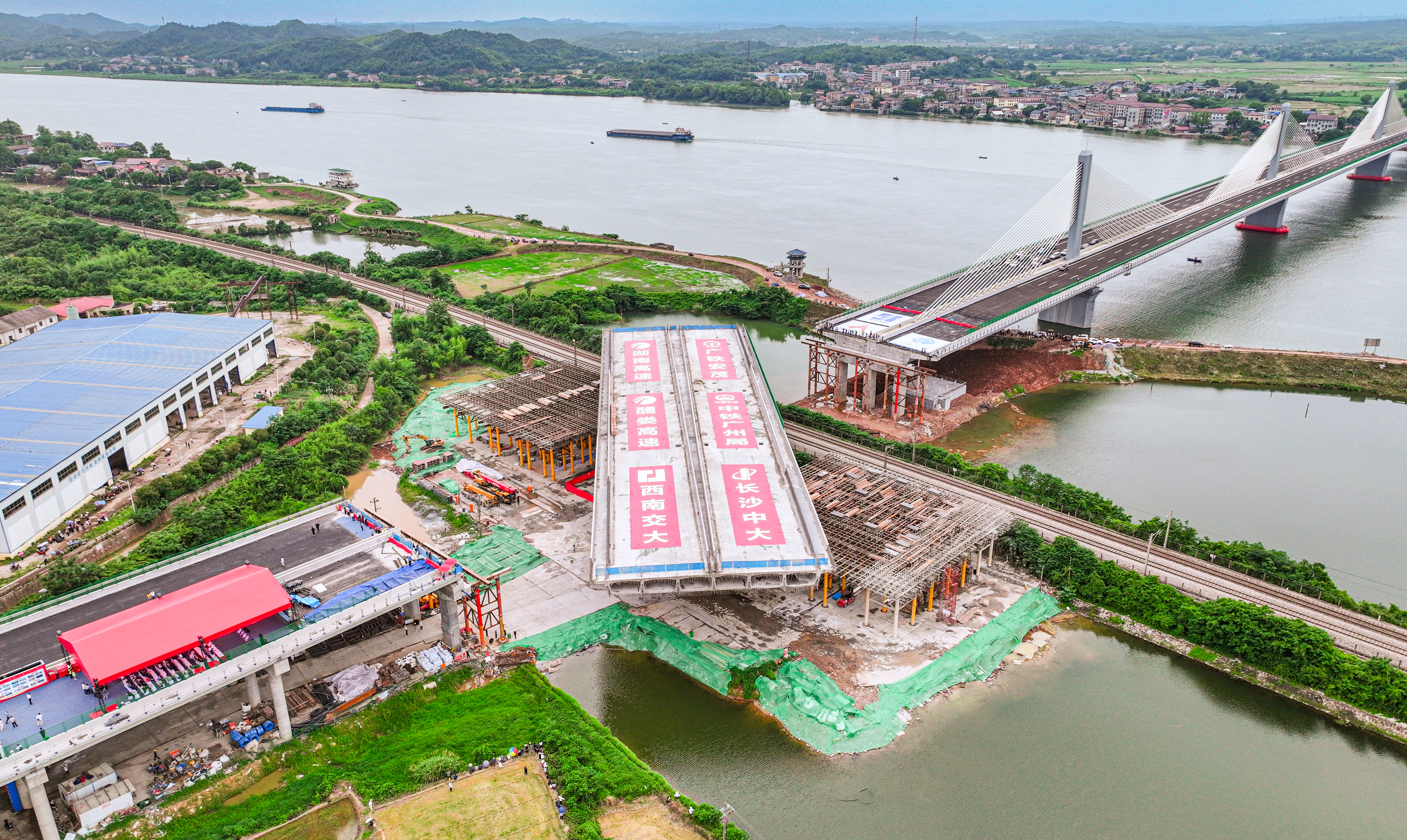 2.6万吨！湖南最重最宽高速公路转体桥成功转体