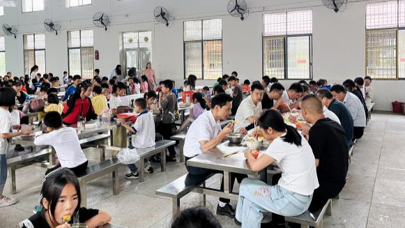 筑牢校园食品安全防线 灵官殿镇第一完全小学开展陪餐活动