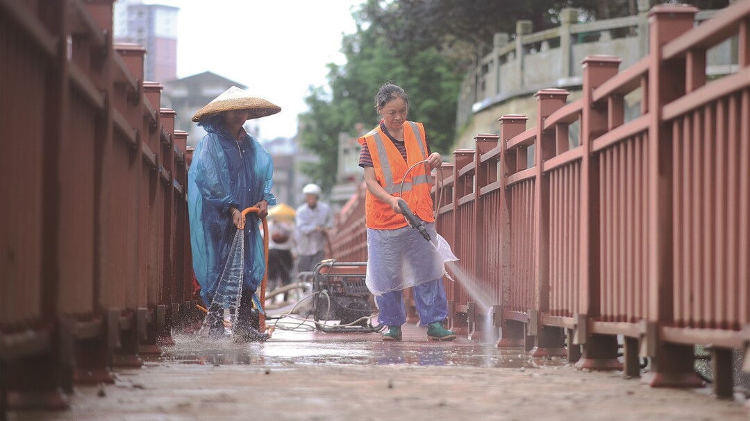 暴雨过后忙清淤