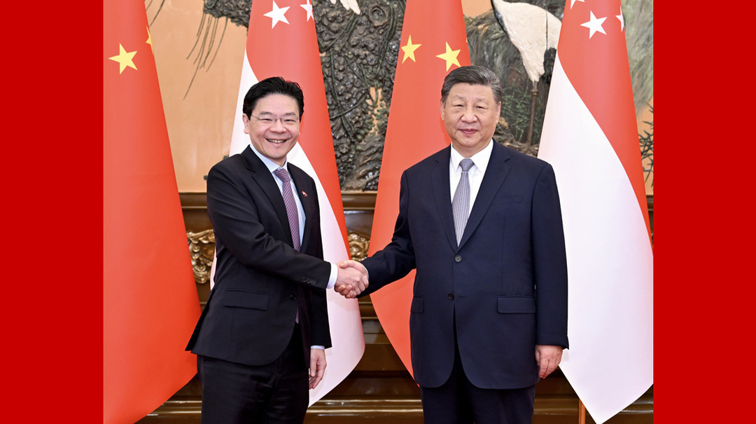 习近平会见新加坡总理黄循财