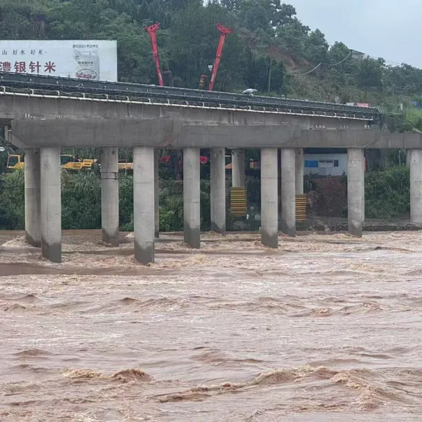 暴雨袭城！湖南慈利工程建设者昼夜奋战抗洪一线