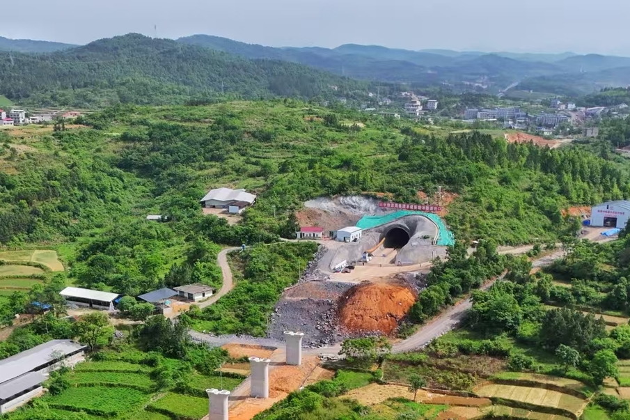 邵永高铁邵阳段首个隧道贯通