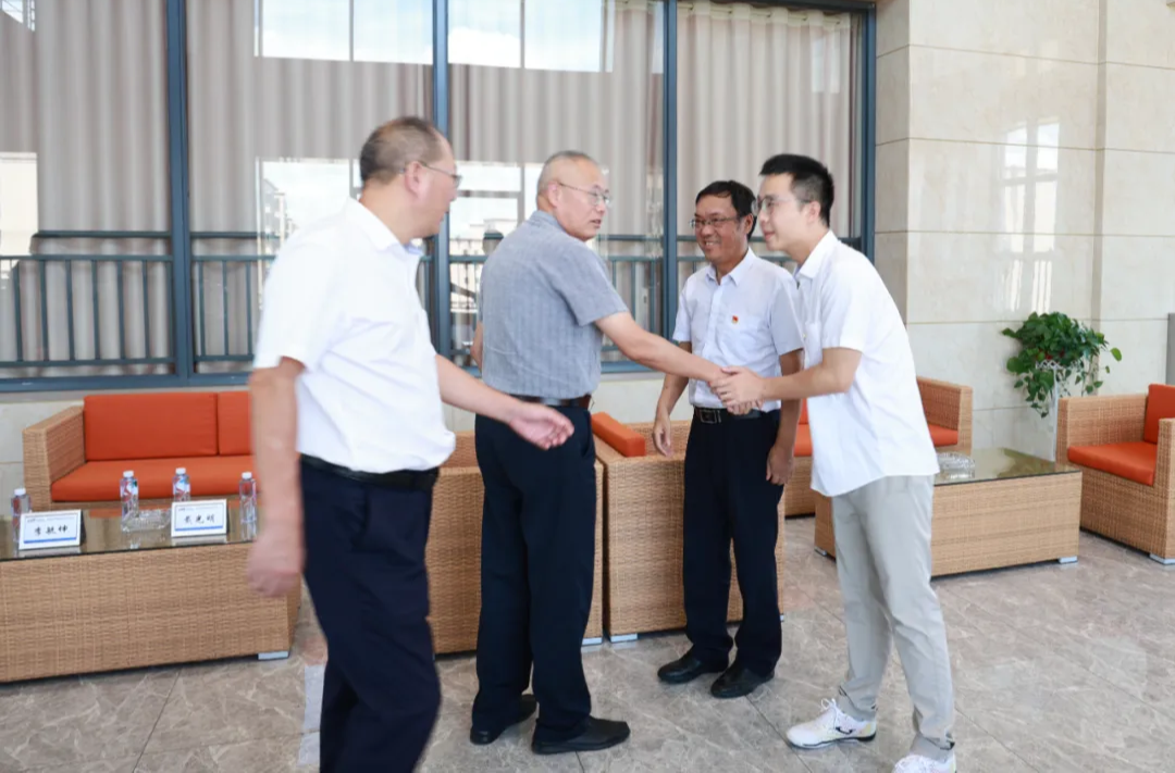 湖南轨道集团开展“七一”走访慰问困难党员活动