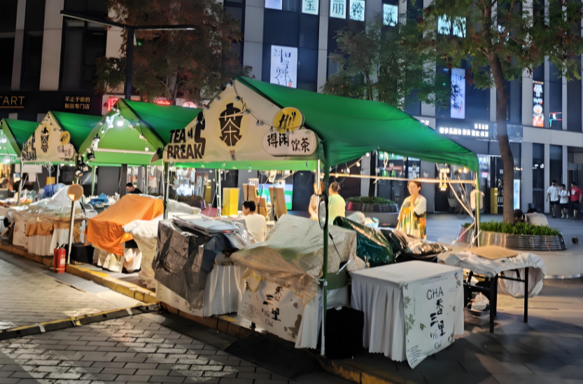“潮汐”摊位，折射城市的智慧与温情