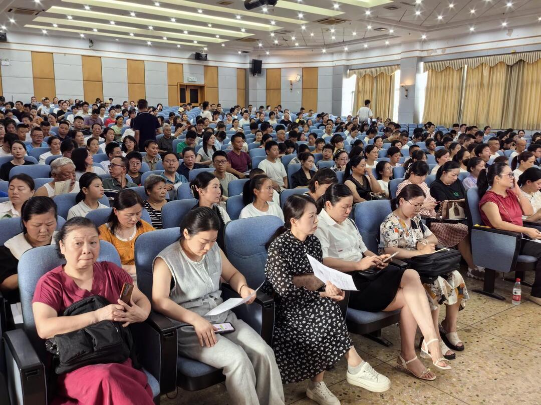 湘潭市第一中学2025年高一新生家长会报道