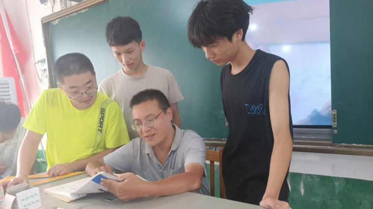 双峰四中教师王逊：在汗水中默默耕耘