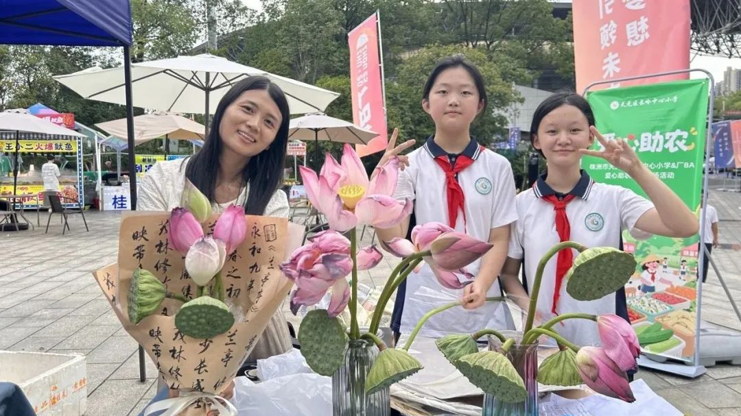 小手义卖 大爱助农 长岭中心小学“童梦趣集，爱心助农”厂BA跳蚤市场温情开市