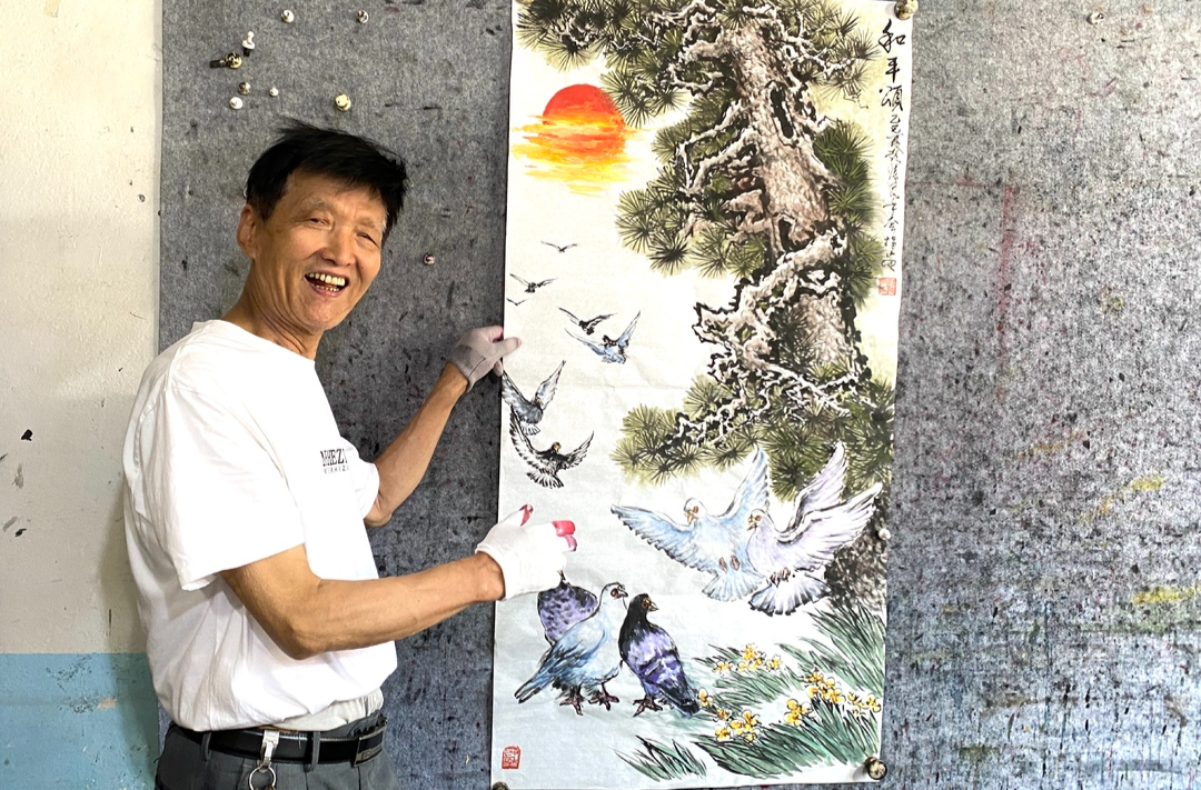 八旬老人以指为笔，手套指画述说心中热爱