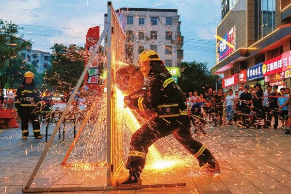 消防宣传进夜市