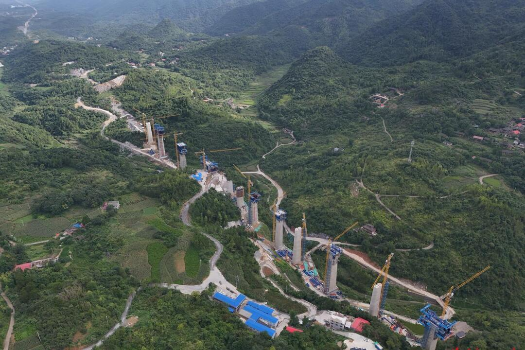 不懼“烤”驗搶進度！湖南最大在建鐵路項目加速建設