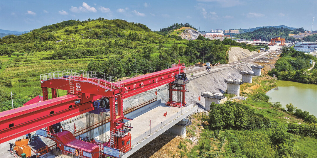 邵永鐵路邵陽(yáng)段首榀箱梁在園塘村特大橋成功架設(shè)