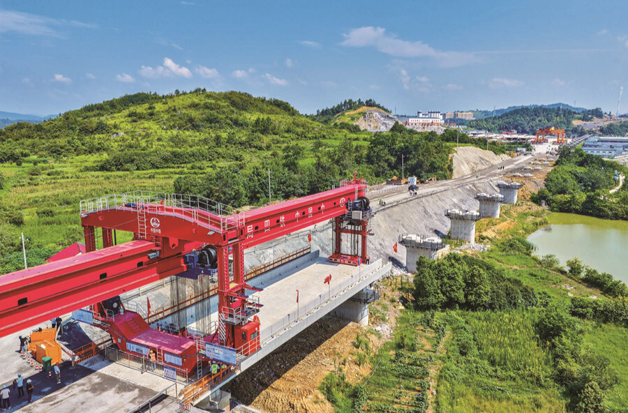 邵永鐵路邵陽段首榀箱梁在園塘村特大橋成功架設(shè)