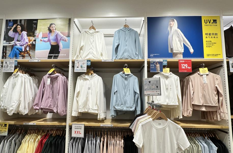 ℃经济学③|不只年轻人，老年男性也爱穿，高档服装品牌“卷”防晒衣市场
